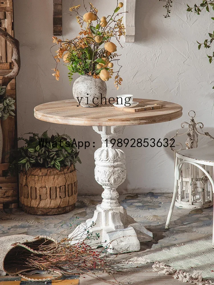Home Decor Website - طاولة جانبية صغيرة مستديرة حمراء بتصميم